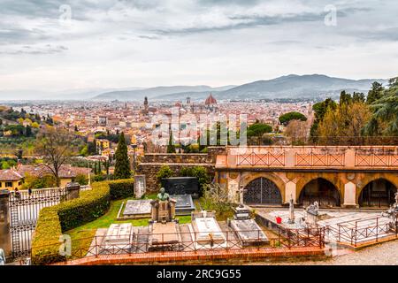 Firenze, Italia - 6 aprile 2022: La cupola della Cattedrale di Santa Maria del Fiore, Firenze, Toscana, Italia. Foto Stock