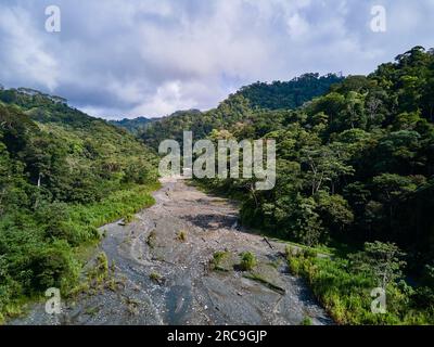 Drohnenaufnahme eines Flusses im Regenwald des Nationalpark Corcovado, penisola di osa, Costa Rica, Zentralamerika |Drone shot di un fiume nella foresta pluviale Foto Stock