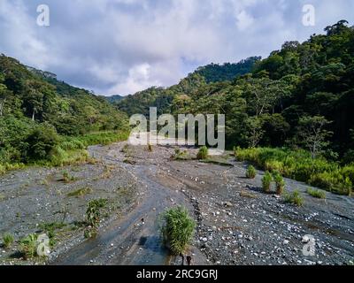 Drohnenaufnahme eines Flusses im Regenwald des Nationalpark Corcovado, penisola di osa, Costa Rica, Zentralamerika |Drone shot di un fiume nella foresta pluviale Foto Stock