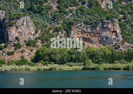 Lykische Felsengraeber in einer Felswand von Dalyan, Tuerkei |tombe di roccia liziana in una parete rocciosa di Dalyan, Turchia| Foto Stock