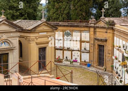 Firenze, 6 aprile 2022: Il Cimitero delle Porte Sante è un cimitero monumentale di Firenze situato all'interno del fortif Foto Stock