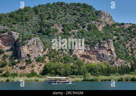 Ausflugsschiff vor Lykische Felsengraeber in einer Felswand von Dalyan, Tuerkei |nave turistica di fronte alle tombe di roccia Licia in una parete rocciosa di Dalya Foto Stock