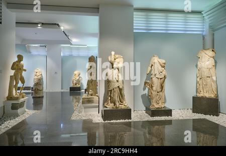 Marmorskulpturen und Statuen im Museum von Aphrodisias Antica Città, Denizli, Tuerkei |sculture in marmo e statue all'interno del museo di Aphrodisias A. Foto Stock