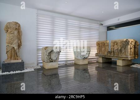 Marmorskulpturen und Statuen im Museum von Aphrodisias Antica Città, Denizli, Tuerkei |sculture in marmo e statue all'interno del museo di Aphrodisias A. Foto Stock