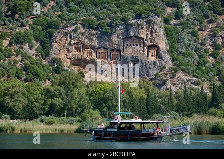 Ausflugsschiff vor Lykische Felsengraeber in einer Felswand von Dalyan, Tuerkei |nave turistica di fronte alle tombe di roccia Licia in una parete rocciosa di Dalya Foto Stock