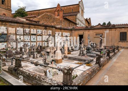 Firenze, 6 aprile 2022: Il Cimitero delle Porte Sante è un cimitero monumentale di Firenze situato all'interno del fortif Foto Stock