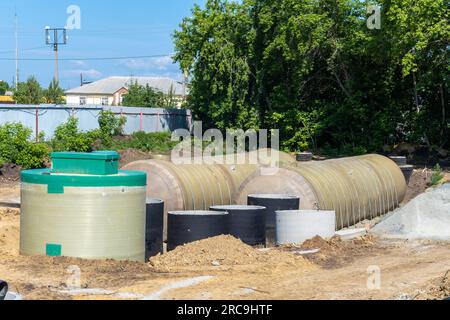 Stazione di stoccaggio dell'acqua e di pompaggio per estinguere un incendio in un cantiere edile. Impianto antincendio. Sicurezza Foto Stock