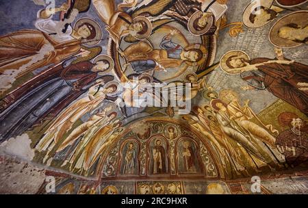Innenansicht des herrlichen Freskos in Dunkle Kirche , Karanlık Kilise im Göreme museo all'aperto, Kappadokien, Anatolien, Tuerkei |Vista interna di Foto Stock