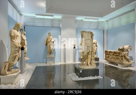 Marmorskulpturen und Statuen im Museum von Aphrodisias Antica Città, Denizli, Tuerkei |sculture in marmo e statue all'interno del museo di Aphrodisias A. Foto Stock