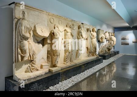 Marmorskulpturen und Statuen im Museum von Aphrodisias Antica Città, Denizli, Tuerkei |sculture in marmo e statue all'interno del museo di Aphrodisias A. Foto Stock