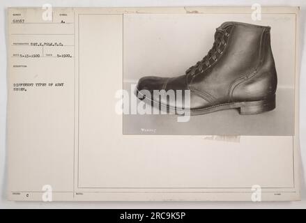 Fotografia che ritrae vari tipi di scarpe militari emesse durante la prima guerra mondiale. Il fotografo K. Polk ha documentato questa immagine il 1920 maggio e ha il record ufficiale numero 68567. Descrizione simbolo A. questa fotografia fornisce la documentazione visiva dei diversi tipi di calzature di cui i soldati sono stati equipaggiati durante la guerra. Foto Stock