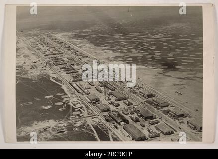 Una vista aerea del Gerstner Field a Lake Charles, Louisiana, a 600 metri circa. L'immagine mostra le conseguenze di un uragano avvenuto il 6 agosto 1918. Il campo sembra danneggiato e probabilmente allagato a causa dell'impatto della tempesta. Foto Stock