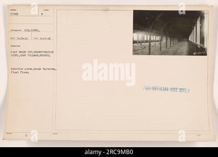 Vista interna di una grande caserma al primo piano di Camp Pullman in Francia, scattata il 18 luglio 1918. La caserma appartiene al 21st Grand Division Transportation Corps. La fotografia, etichettata con il numero 57453, è stata scattata da un fotografo del Signal Corps con il simbolo 213T. L'immagine è destinata esclusivamente all'uso ufficiale. Foto Stock