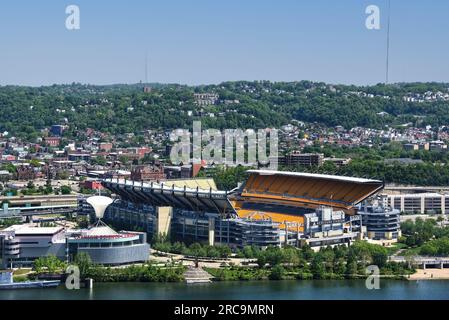 Pittsburgh, Pennsylvania, USA - 21 maggio 2023: Acrisure Stadium, sede dei Pittsburgh Steelers e Carnegie Science Center. Foto Stock