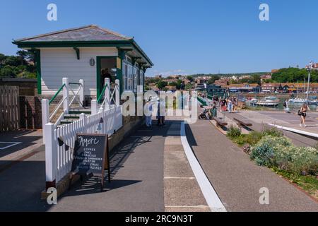 Folkestone, Regno Unito - 9 luglio 2023: Stazione ferroviaria di Folkestone Harbour Foto Stock