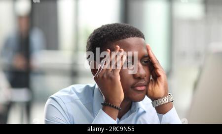 Ritratto di un uomo afro-americano che guarda un computer Foto Stock