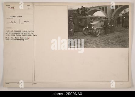 Snow ispeziona una Ford Reconnoitering car, numerata 58.589, durante una dimostrazione di carri armati e trattori da parte dell'Ordnance Department a Rock Creek Park, Washington, D.C. Foto scattata il 9 febbraio 1921 dal Signal Corps. La descrizione pubblicata indica che l'evento si è svolto il 28 febbraio 1921. Foto Stock