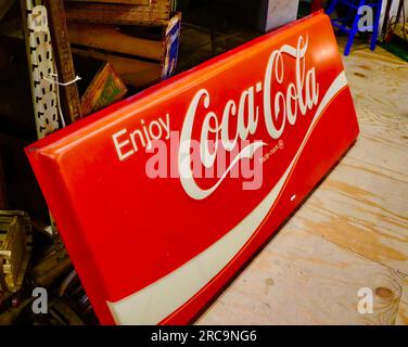 Foto di un grande metallo goditi l'insegna della Coca-Cola in un negozio di antiquariato Snohomish Washington State USA Foto Stock