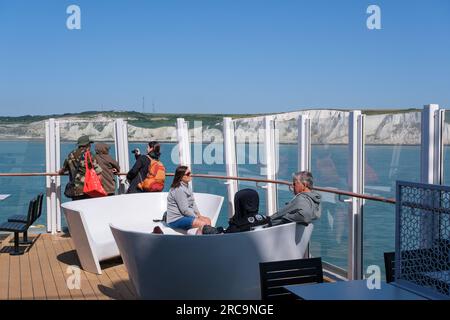 Dover, Regno Unito - 9 luglio 2023: Passeggeri che viaggiano su traghetto P&O. Foto Stock