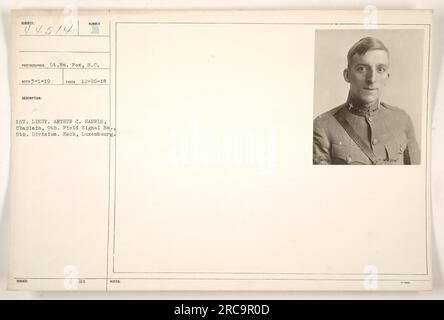 Il primo tenente Arthur C. Harris, cappellano del 9th Field Signal Battalion, 5th Division, è raffigurato in questa fotografia. La foto è stata scattata il 26 dicembre 1918 a Esch, Lussemburgo. L'immagine fu catturata dal tenente William Pox, SC BigD, e gli fu assegnato il numero 14514. Foto Stock