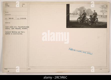 Colonnello Waldron e capitano Huffer del 21° Gran Div. Transportation Corps a Camp Pullman in Francia, ha fotografato motociclette. Questa immagine è stata scattata il 14 settembre 1918 ed è numerata 57610 S.C. La fotografia fa parte di una serie che documenta le attività militari americane durante la prima guerra mondiale Foto Stock