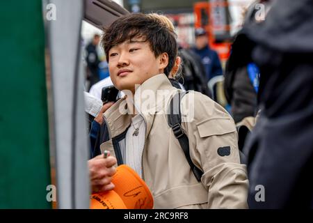 Silverstone, grande britiano. 10 luglio 2023. CIRCUITO DI SILVERSTONE, REGNO UNITO - 08 LUGLIO: Yuki Tsunoda, AlphaTauri AT04 prima del Gran Premio di Gran Bretagna di F1 sul circuito di Silverstone il 9 luglio 2023 a Northampton, Inghilterra. (Foto di Michael Potts/BSR Agency) credito: BSR Agency/Alamy Live News Foto Stock