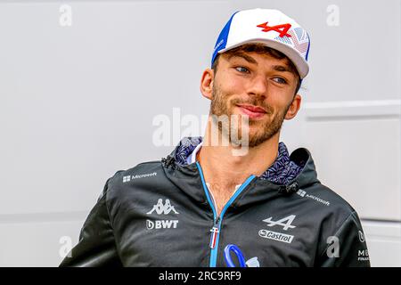 Silverstone, grande britiano. 10 luglio 2023. CIRCUITO DI SILVERSTONE, REGNO UNITO - 08 LUGLIO: Pierre Gasly, Alpine A523 prima del Gran Premio di Gran Bretagna di F1 sul circuito di Silverstone il 9 luglio 2023 a Northampton, Inghilterra. (Foto di Michael Potts/BSR Agency) credito: BSR Agency/Alamy Live News Foto Stock