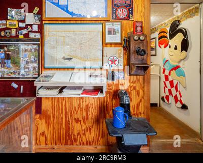 Oklahoma, giugno 27 2023 - Vista interna della OK County 66 - John's Place Foto Stock