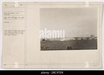 Identificativo degli archivi nazionali: 533199 didascalia: Vista posteriore dell'ospedale Aube Camp n. 42, situato a Bar sur Aube, Francia. La fotografia, scattata il 18 dicembre 1918, da Sgt. Vallanova, S.C., mostra un serbatoio d'acqua a pressione nell'immagine. Foto Stock