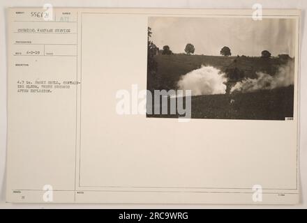 Foto ravvicinata di una conchiglia fumosa da 4,7 pollici contenente oleum, scattata tre secondi dopo l'esplosione durante la prima guerra mondiale L'immagine è stata catturata dal fotografo Chemical Warfare Service 55612 il 2 aprile 1919. La descrizione e il numero rilasciato del guscio sono indicati come ATT 4,7 nella. N Note 1626. Foto Stock