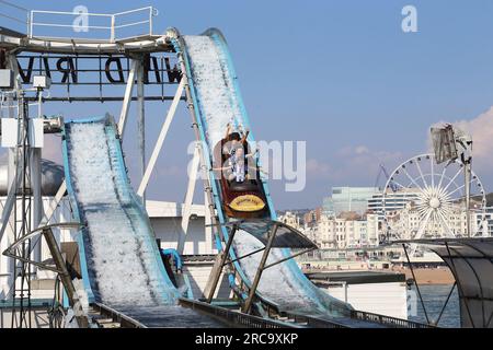 BRIGHTON, GRAN BRETAGNA - 16 SETTEMBRE 2014: I visitatori non identificati si divertono presso le attrazioni acquatiche del molo di Brighton. Foto Stock