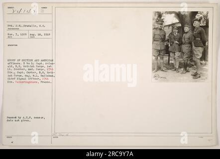 Ufficiali britannici e americani posano per una foto a Volkeringkhove, in Francia. Da destra a sinistra: Capitano McDondald del British Corps, i tenente Soutter del Medical Corps, 27th Division; capitano Carter del British Corps, maggiore W.L. Hallahan, Chief Signal Officer della 27a Divisione. Preso il 3 novembre 1918. Foto approvata da A.E.F. censor. Foto Stock