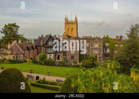 Al tramonto c'era la bellissima chiesa Prioria di Malvern, con l'Abby hotel in primo piano Foto Stock