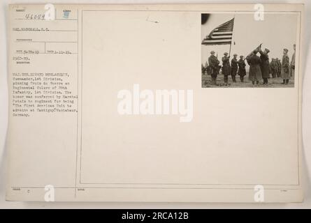 Il maggior generale Edward McGlachlin è visto nell'immagine che fissa la Croix de Guerre sui colori reggimentali della 28th Infantry, 1st Division. Questo onore fu conferito al reggimento dal maresciallo Petain per essere stata la prima unità americana ad avanzare a Cantigny a Montabaur, in Germania. Fotografo: SGT Marshall, S. C.. Foto Stock