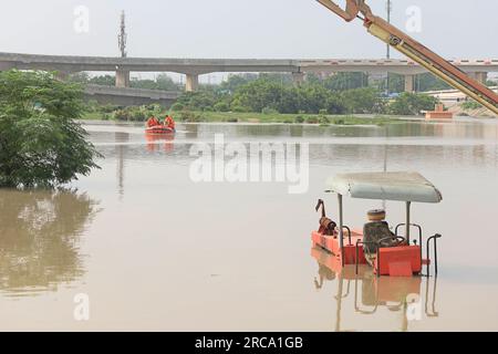 Nuova Delhi, India. 13 luglio 2023. Veicoli sommersi nel fiume Yamuna allagato a nuova Delhi, India, giovedì 13 luglio 2023. Le aree residenziali vicino al fiume furono allagate, sommergendo strade, automobili e case, portando all'evacuazione di migliaia di persone dalle zone basse della capitale del paese. Foto di Anshuman Akash/ABACAPRESS.COM credito: Abaca Press/Alamy Live News Foto Stock