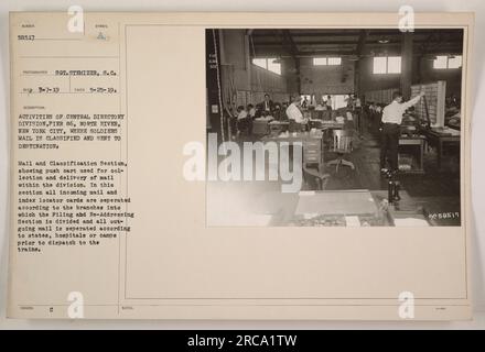 I soldati della Central Directory Division nel Pier 86, North River, New York City sono visti classificare e inviare la posta dei soldati a varie destinazioni. La fotografia mostra la sezione posta e classificazione, con un carrello a spinta utilizzato per raccogliere e consegnare la posta all'interno della divisione. Le schede di localizzazione della posta in arrivo e dell'indice sono separate da filiali nella sezione archiviazione e reindirizzamento, mentre la posta in uscita viene ordinata per stati, ospedali o campi prima di essere inviata ai treni. Foto Stock