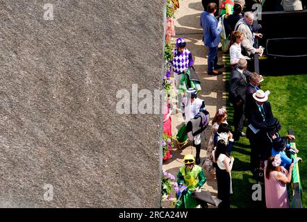 I fantini tornano a casa dopo aver partecipato al bet365 handicap durante il Ladies Day of the Boodles July Festival 2023 all'ippodromo di Newmarket. Data foto: Giovedì 13 luglio 2023. Foto Stock