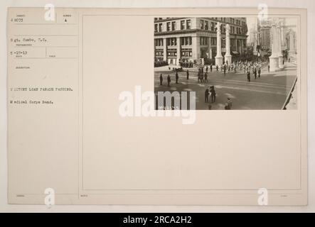 La Victory Loan Parade è vista passare, con la banda del corpo medico in testa. Questa foto, scattata dal sergente Combs, S.C., cattura la scena il 15 maggio 1919. L'immagine fa parte di una collezione che documenta le attività militari americane durante la prima guerra mondiale. Foto Stock