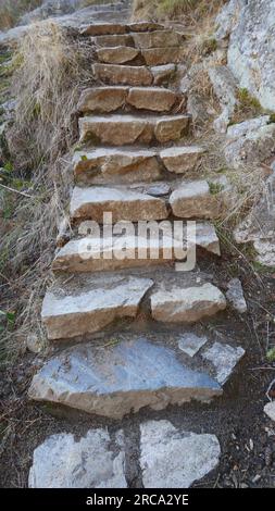 Scalini rocciosi che conducono su una collina a Whytecliff Park, West Vancouver, British Columbia, Canada Foto Stock