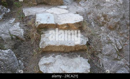 Scalini rocciosi che conducono su una collina a Whytecliff Park, West Vancouver, British Columbia, Canada Foto Stock