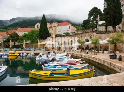 La zona del porto sul lungomare nella città di Bol sull'isola di Brac, Croazia Foto Stock