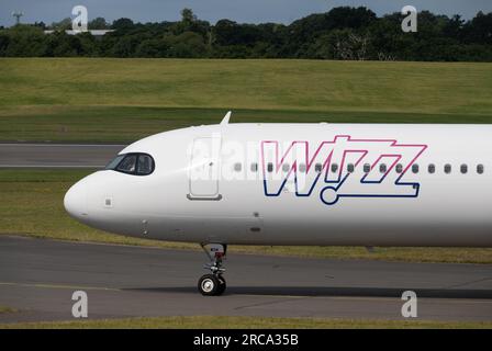 Wizz Air Malta Airbus A321-271 rullaggio per il decollo all'aeroporto di Birmingham, Regno Unito (9H-WDK) Foto Stock