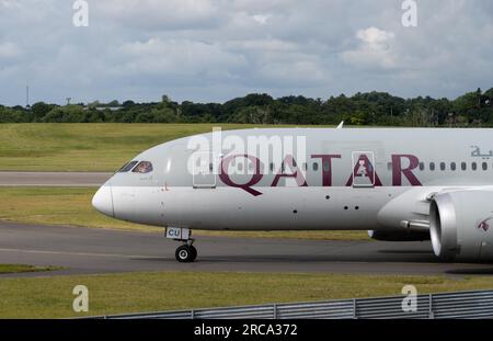 Qatar Airways Boeing 787-8 Dreamliner rullaggio per il decollo all'aeroporto di Birmingham, Regno Unito (A7-BCU) Foto Stock