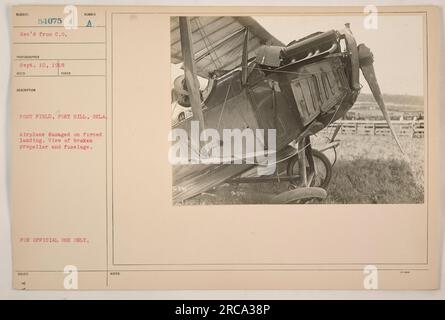 Un aereo danneggiato a Post Field, Fort Sill, Oklahoma. L'immagine mostra un'elica rotta e la fusoliera danneggiata risultante da un atterraggio forzato. La foto è stata scattata il 10 settembre 1918. È stato ricevuto dall'ufficiale comandante ed è stato rilasciato solo per uso ufficiale. Riferimento note G 241. Foto Stock