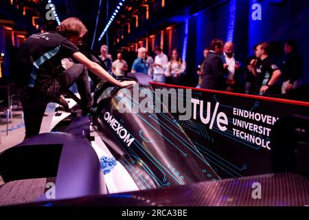 VEGHEL - la nuova auto da corsa elettrica degli studenti della Eindhoven University of Technology, che carica quasi quanto la durata di un rifornimento. Il team studentesco InMotion testerà la vettura in pista nel prossimo futuro e alla fine vuole partecipare alla 24 ore di le Mans. ANP ROBIN VAN LONKHUIJSEN paesi bassi Out - belgio Out Foto Stock