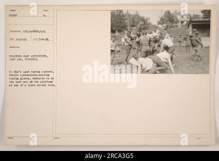 Dodici concorrenti che indossano guanti da boxe partecipano a un concorso di pugilato No Man's Land a Camp Lee, Virginia, durante la prima guerra mondiale. L'obiettivo è essere l'ultimo uomo in piedi sulla piattaforma dopo un incontro di tre minuti. Questa foto è stata scattata dal fotografo S.C. Warner l'8 luglio 1919, e fa parte di una serie che documenta le attività militari americane durante la guerra. Foto Stock