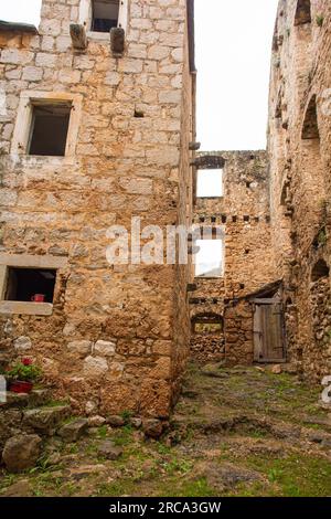 "Casa all'interno di una casa", o Kuca U Kuci, nella città di Bol sull'isola di Brac in Croazia. Nel XIX secolo, una casa più nuova fu costruita intorno a una casa esistente Foto Stock