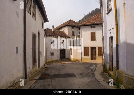 Una strada nel paese di Trava nel distretto di Lauco, provincia di Udine, Friuli-Venezia Giulia, Italia nord-orientale Foto Stock