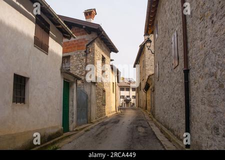 Una strada nel paese di Trava nel distretto di Lauco, provincia di Udine, Friuli-Venezia Giulia, Italia nord-orientale Foto Stock