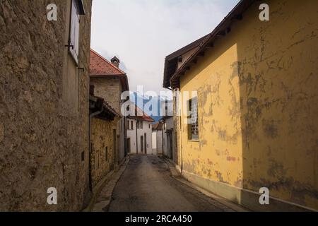 Una strada nel paese di Trava nel distretto di Lauco, provincia di Udine, Friuli-Venezia Giulia, Italia nord-orientale Foto Stock